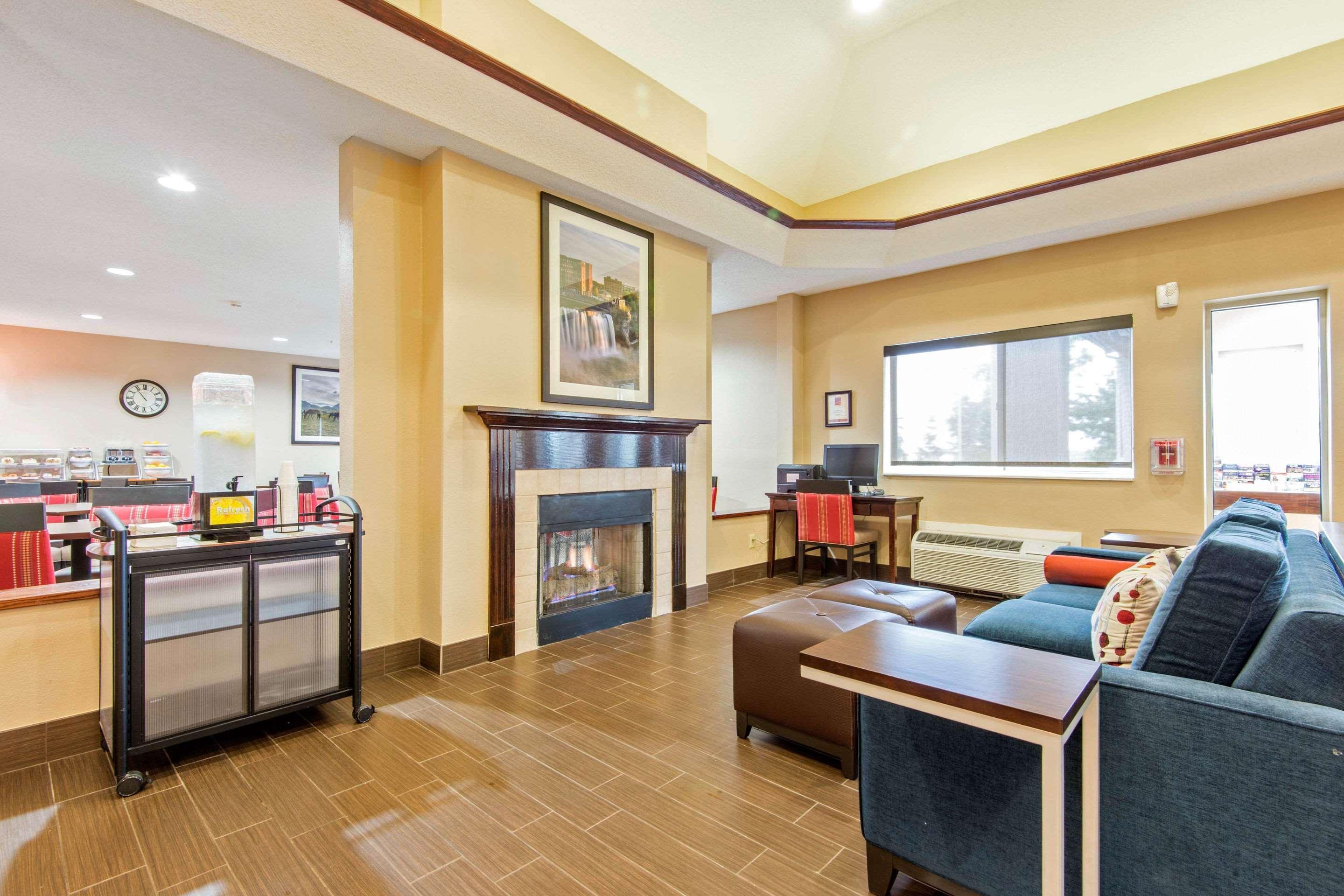 Comfort Suites Rochester Henrietta University Area מראה חיצוני תמונה